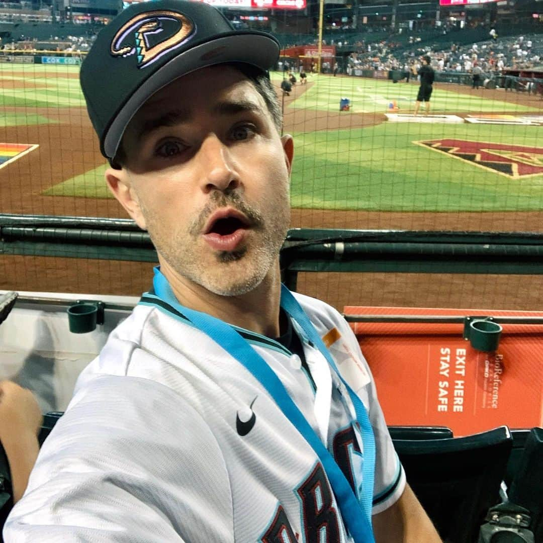 マット・ダラスのインスタグラム：「Last night I was invited to throw the opening pitch at the Arizona Diamondbacks game for #pride night. Such an honor for my hometown team to have me. It was so inspiring to look up at the thousands of fans wearing their pride so visibly. And having my family all there with me made the night that much more magical. Huge thanks to @dbacks Happy pride y’all 🌈💗🏳️‍⚧️」