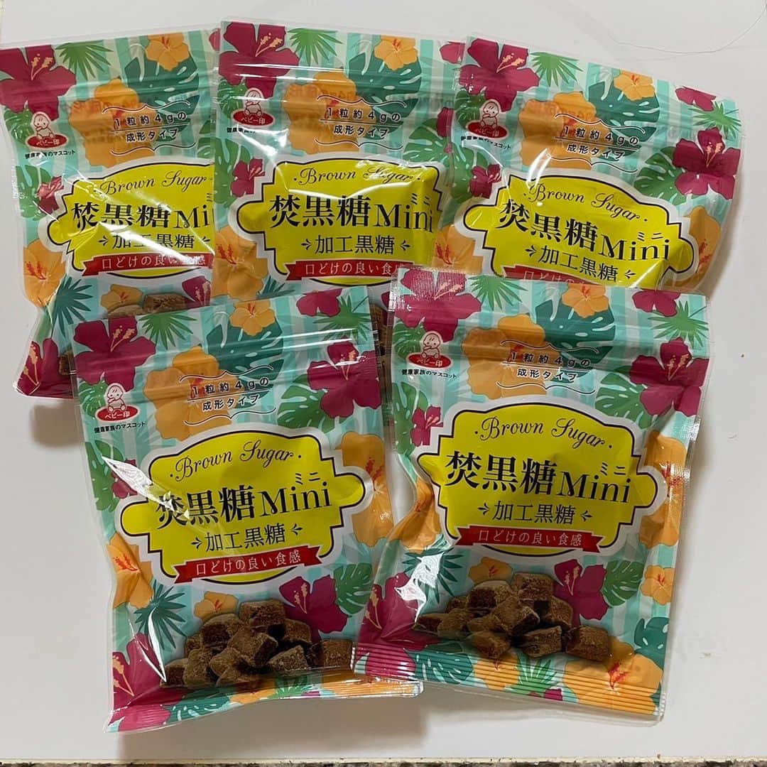 のインスタグラム：「お家のお料理は、黒糖を使ってます❗️ コクがあって美味しいよん💕 上野砂糖さんの焚黒糖miniは、チャックもついていて、持ち運びもできて、一口サイズなので携帯食としても😊👍🏼  今日放送の『あしたの内村！！』では、VTR出演でハワイの話をしてます🌺観てね〜💕 ○6/27(月)20時00分〜CX「あしたの内村！！」VTR出演  昨日配信のYouTubeは、季節はずれのスキーに次男と行った時の様子です⛷ Peachの空港から撮影しました✈️  #ハイヒールモモコ #👠 #👠🍑 #CHANEL #シャネラー #グルメ #アメブロ  #YouTube #モモコ新聞 #北海道 #スキー #スノボ #スノボー #peach #LCC #黒糖 #上野砂糖 #焚黒糖 #焚黒糖mini」