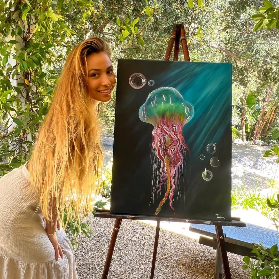 ティア・ブランコのインスタグラム：「I always cherish my time spent painting 🫶🏽🫧✨👩‍🎨💛@artbytiarah (volume on in the next slide for the sweetest sounds 🕊)」