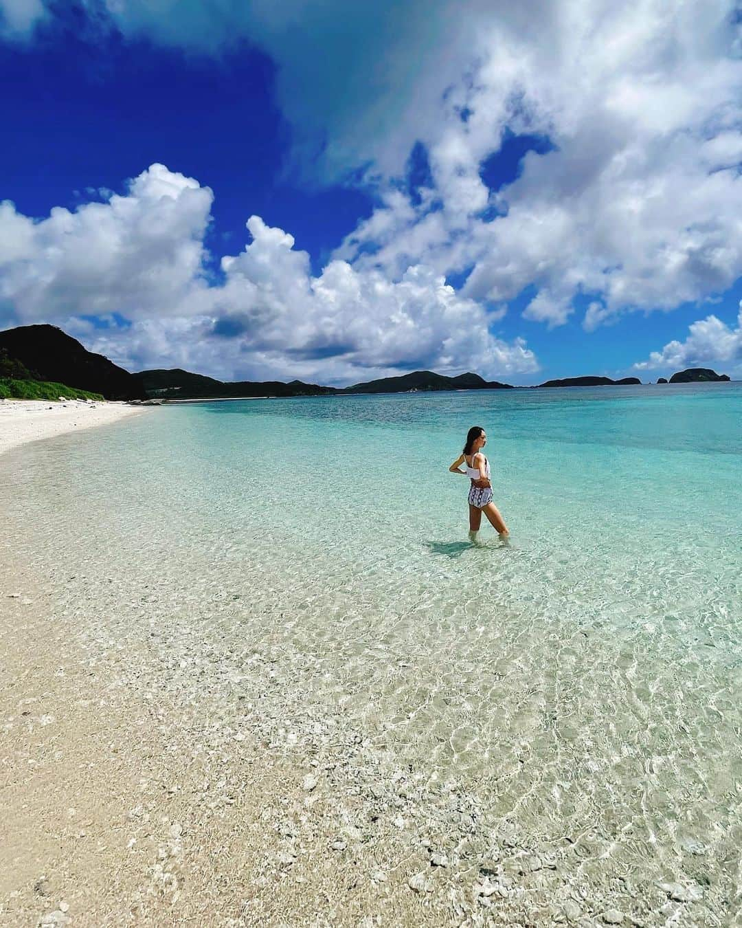 志摩夕里加さんのインスタグラム写真 - (志摩夕里加Instagram)「座間味島🏖→安室島🚤 感動の透明度🥺  #座間味島 #座間味 #安室島 #沖縄 #zamamiisland #amuroisland #無人島 #もずくそば #んーおいthy」6月27日 7時39分 - shimayuri_