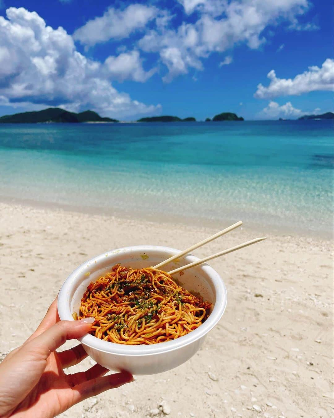 志摩夕里加さんのインスタグラム写真 - (志摩夕里加Instagram)「座間味島🏖→安室島🚤 感動の透明度🥺  #座間味島 #座間味 #安室島 #沖縄 #zamamiisland #amuroisland #無人島 #もずくそば #んーおいthy」6月27日 7時39分 - shimayuri_