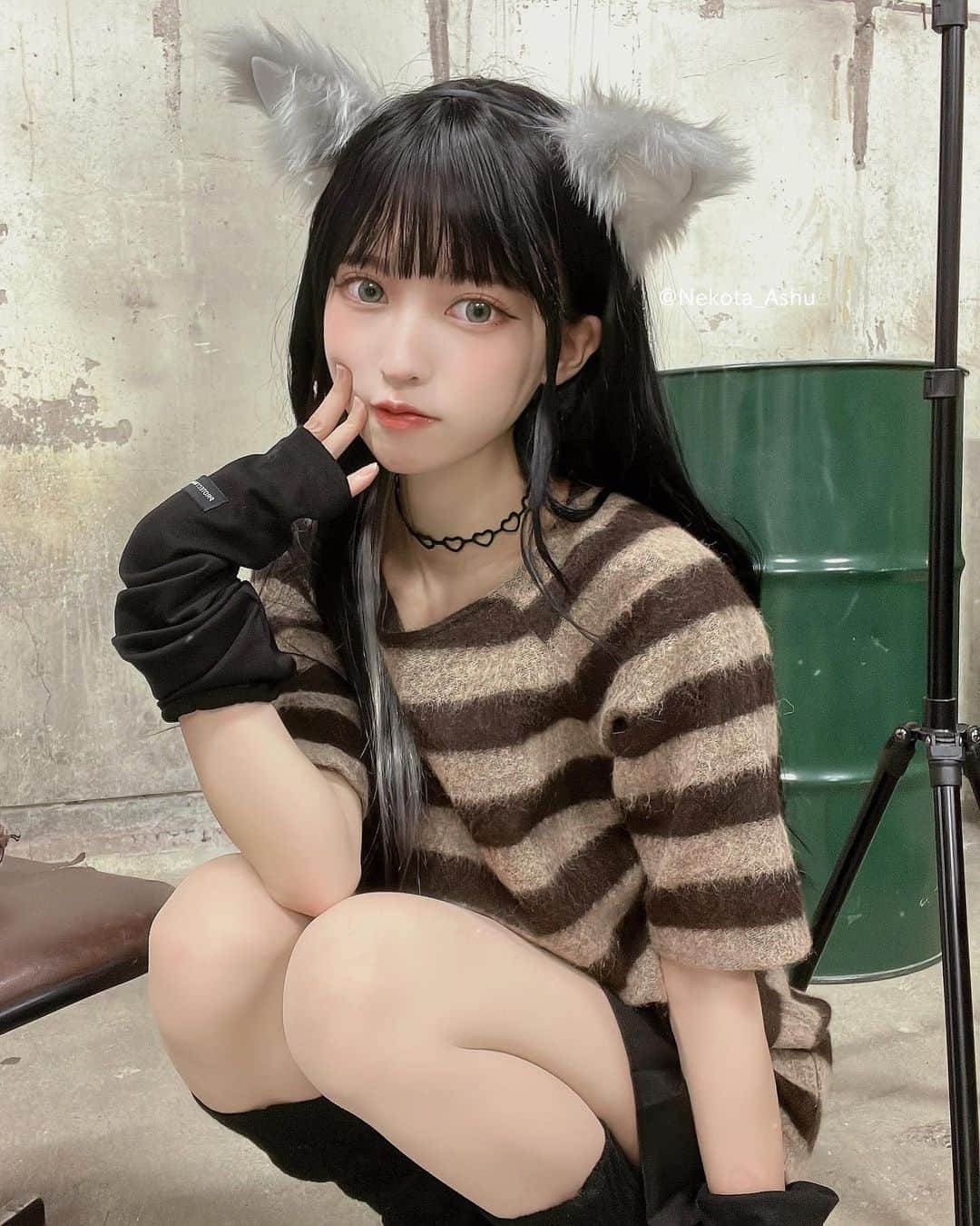 猫田あしゅのインスタグラム：「NYA🐈‍⬛ .  #ファッションコーデ  #ファッション  #韓国ファッション  #ストリート系女子  #ストリート系ファッション  #ストリート系コーデ  #code  #ootd #コーデ  #モノトーンコーデ  #猫  #cosplay #cosplaygirl  #cosplayphotography  #selfie  #自撮り  #服  #fashion  #make #韓国ストリート  #韓国コーデ  #韓国メイク  #kpopmakeup  #創作コスプレ  #model #influencer  #モノクロコーデ  #ルーズソックス  #cosme #accessory」