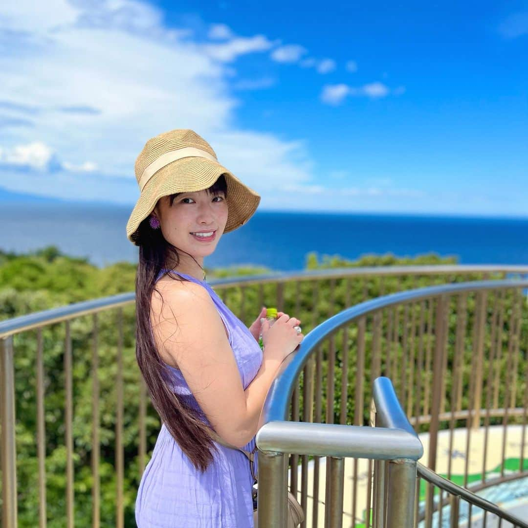 小田飛鳥のインスタグラム：「青と緑と空と海と癒しと… 👒 💙 #初島 #hatsusima #島 #island #japan #japanesegirl #asiangirl #海 #sea #アガパンサス #agapanthus #ライラック #も忘れられない #紫陽花 も」