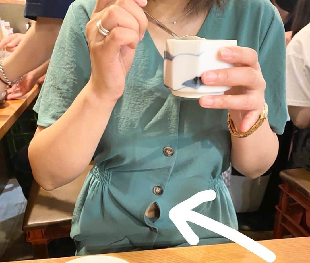のインスタグラム：「昨日のワンピース、可愛いのに ちょっとでも猫背になるとおへそが…🤣 #猫背矯正ワンピース」