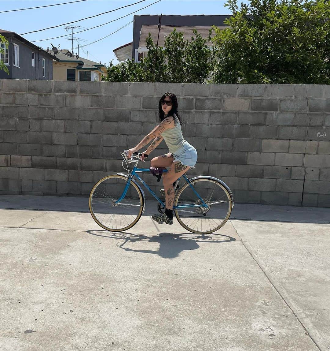 クレイショーンのインスタグラム：「how hard can u take a hit? 🚲」