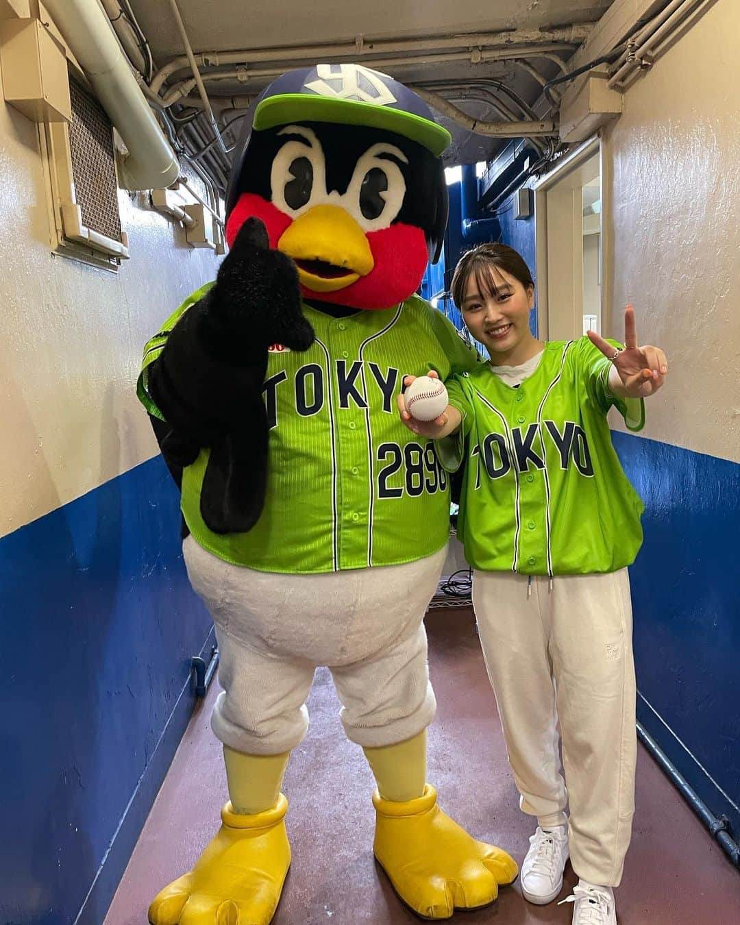 樋口新葉のインスタグラム：「#東京ヤクルトスワローズ の始球式に出させていただきました！ ・ 反省点多いですが、とっても楽しかったです⚾️ つば九郎先生の一回転もすごかった〜🫶🏻 最初から最後まで目が離せない試合でとっても面白かったです、選手の皆さまもお疲れ様でした！ かっこよかった😌 ・ また呼ばれるようにがんばろ🫠」