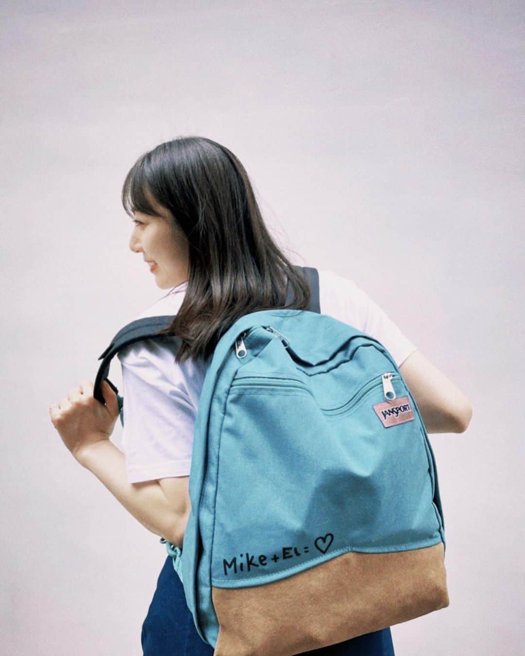 松井咲子のインスタグラム：「ストレンジャーシングスの新作を３年待ち倦ねたので いざ配信されたら一気見してしまうのはなんだかもったいなくて未だちょびちょび観てるのですが、イレブンの通学リュックと同じデザインのこちらのバックパックは惜しみなく毎日使っております。 裏返すとアップサイドダウンのデザインになるのもすきだし これ背負っててストレンジャーシングスだ！て気付いてくれるひともっとすき  Mike＋El＝♡  #jansport #jansportbackpack  #strangerthings #strangerthings4  #ストレンジャーシングス #netflix  #さきT #過去の映画tシャツここから観られます」