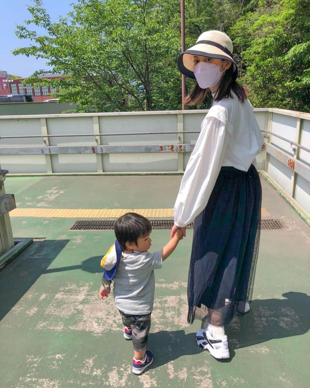 松山愛里のインスタグラム：「. GWに福岡に帰省したので 甥っ子とたくさん遊べました👦🏻🧡  実家の庭でBBQしたり、動物園に行ったり🐘🦁🦒🍃  なかなか会えてなかったので、 一緒にいる時間はべったり☺️(私が笑) 完全にメロおばです💓(甥っ子にメロメロな叔母)  我が家のアイドル、ノエルくんも元気です🐩✨ ヘアスタイルが変わってスッキリしてた〜☺️🫶 こんなにシュッとしたお顔だったとは🥰イケメン！ いつまでも元気でいてほしいなぁ。  #時差投稿 #GWの思い出 #ビションフリーゼ #頭はわたあめのまま #かわいいんです #イケメン犬」