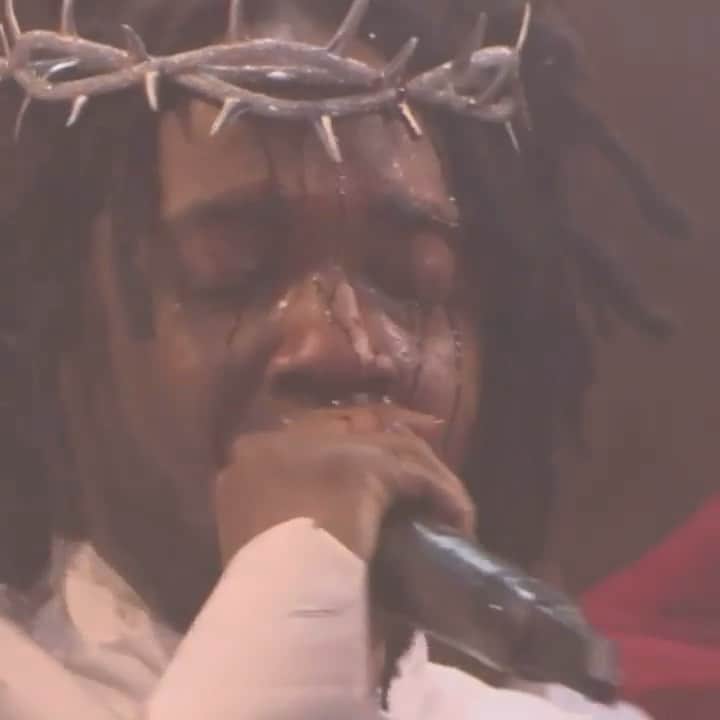 アマンダ・デ・カディネットのインスタグラム：「God Speed indeed …. Repost from @naomi • They Judge you, They judge Christ . Godspeed for Women’s Rights !!! @kendricklamar @11.m1ya @glastofest #kendricklamar #king  #glastonbury #keepsupporting #womensrights」
