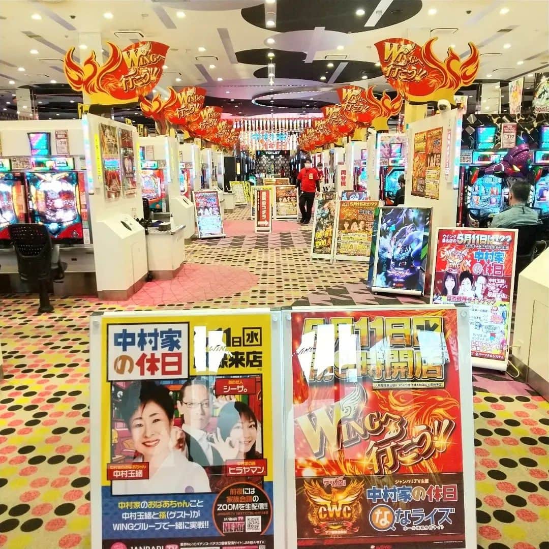 中村玉緒さんのインスタグラム写真 - (中村玉緒Instagram)「皆さん こんにちは、中村玉緒でございます。  最近は大きい地震が、色んなとこでありますなぁ。 ニュースでみると怖いなぁと、こちらもようありますからね。 そん時そん時で気を付けんとと思います。  さて、今日は先月のウィング桑名店さんの時の写真です。 向かって右が孫役のヒラヤマンさんと友達役のシーサさんです。 真ん中が私(ぐふふふふ)。 指を一本立ててるのは、三人で写真撮るとき真ん中に立つときはいつもこうして四人いるという風にします。 まぁ、いつからかある時からね、真ん中やと縁起悪いみたいなこと聞いて、こうするとええと覚えました。 今までの写真もね、さり気なくやってます。  このときはパチンコでしたなぁ。 イライラせんとと、やってました。 最後はね制限時間内に出ましたけど、あんまり続きまへんでした。 私は昔はようパチンコでしたけど、スロットばかりになりましたなぁ。 まぁ、なんでも出たら楽しいですわな。  ユーチューブのジャンバリドットテレビさんで中村家の休日というのが流れてます。 観てみて下さいね。  暑い日ぃが続きます。 いつも応援や心配をしていただいてありがとう。 皆さんも無理せんように。 自分大事にしてくださいよ。 私はそうしてますよ(ぐふふふふ)  では、今週もえぇ日にしていきましょう。  またね  #天災 #お見舞い申し上げます #気を付けて #ウィング桑名店 #ｼﾞｬﾝﾊﾞﾘﾄﾞｯﾄﾃﾚﾋﾞ #中村家の休日 #ヒラヤマン #シーサ #勝つともっと楽しい #パチンコ #スロット #感謝 #無理しないで #自分を大事に #中村玉緒」6月27日 11時21分 - tamao_nakamura