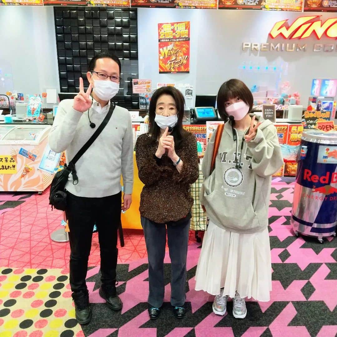 中村玉緒さんのインスタグラム写真 - (中村玉緒Instagram)「皆さん こんにちは、中村玉緒でございます。  最近は大きい地震が、色んなとこでありますなぁ。 ニュースでみると怖いなぁと、こちらもようありますからね。 そん時そん時で気を付けんとと思います。  さて、今日は先月のウィング桑名店さんの時の写真です。 向かって右が孫役のヒラヤマンさんと友達役のシーサさんです。 真ん中が私(ぐふふふふ)。 指を一本立ててるのは、三人で写真撮るとき真ん中に立つときはいつもこうして四人いるという風にします。 まぁ、いつからかある時からね、真ん中やと縁起悪いみたいなこと聞いて、こうするとええと覚えました。 今までの写真もね、さり気なくやってます。  このときはパチンコでしたなぁ。 イライラせんとと、やってました。 最後はね制限時間内に出ましたけど、あんまり続きまへんでした。 私は昔はようパチンコでしたけど、スロットばかりになりましたなぁ。 まぁ、なんでも出たら楽しいですわな。  ユーチューブのジャンバリドットテレビさんで中村家の休日というのが流れてます。 観てみて下さいね。  暑い日ぃが続きます。 いつも応援や心配をしていただいてありがとう。 皆さんも無理せんように。 自分大事にしてくださいよ。 私はそうしてますよ(ぐふふふふ)  では、今週もえぇ日にしていきましょう。  またね  #天災 #お見舞い申し上げます #気を付けて #ウィング桑名店 #ｼﾞｬﾝﾊﾞﾘﾄﾞｯﾄﾃﾚﾋﾞ #中村家の休日 #ヒラヤマン #シーサ #勝つともっと楽しい #パチンコ #スロット #感謝 #無理しないで #自分を大事に #中村玉緒」6月27日 11時21分 - tamao_nakamura