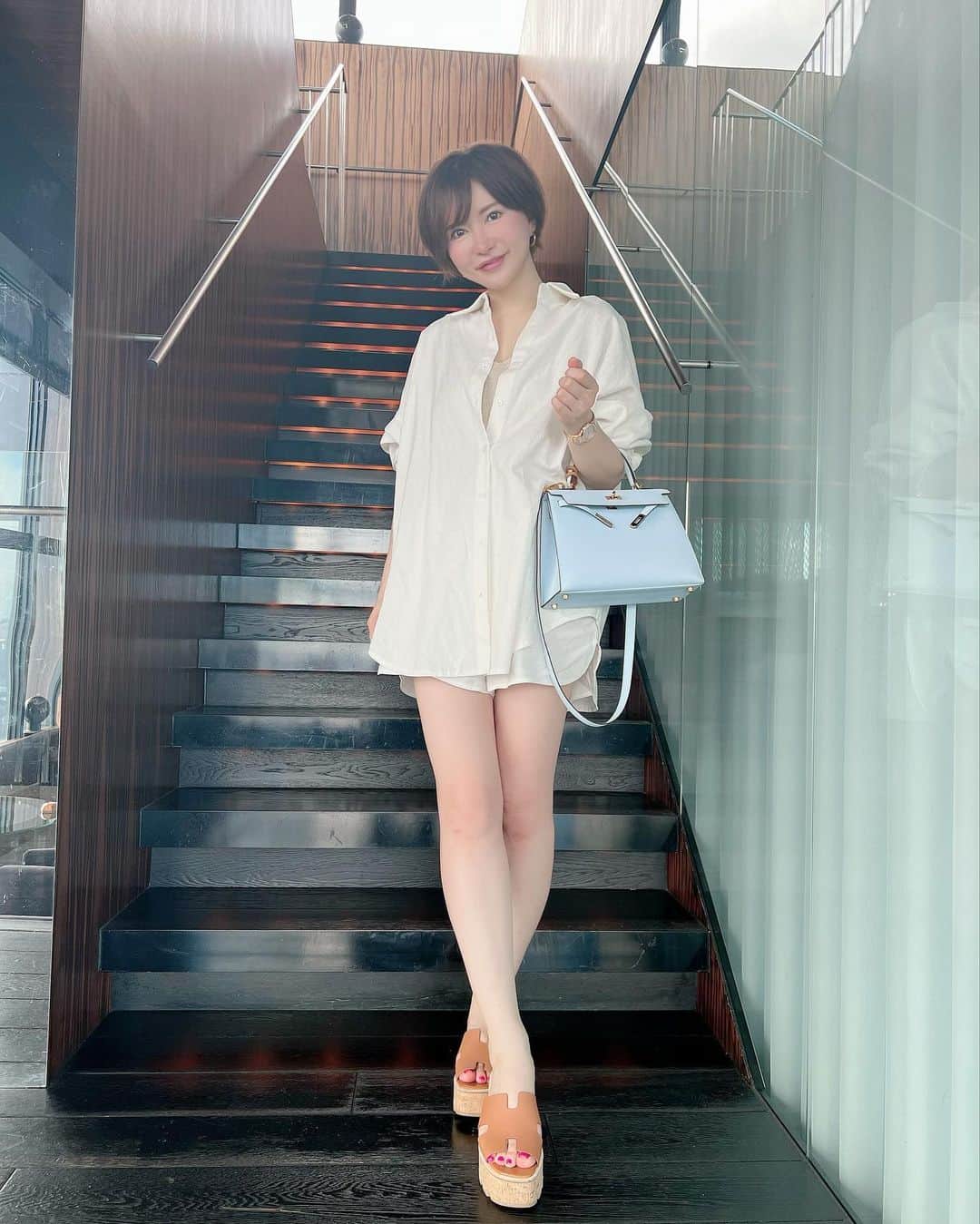 里美ゆりあのインスタグラム：「お台場にあるtheBARさんにYouTube撮影で行ってきました🚗³₃ とても素敵なBARで今度は夜景を見ながら飲みたい🙈 🏙  写真も沢山撮って頂き ありがとうございました✨✨  #お台場 #thebar  #youtube  #里美ゆりあちゃんねる #里美ゆりあ #yuriasatomi」