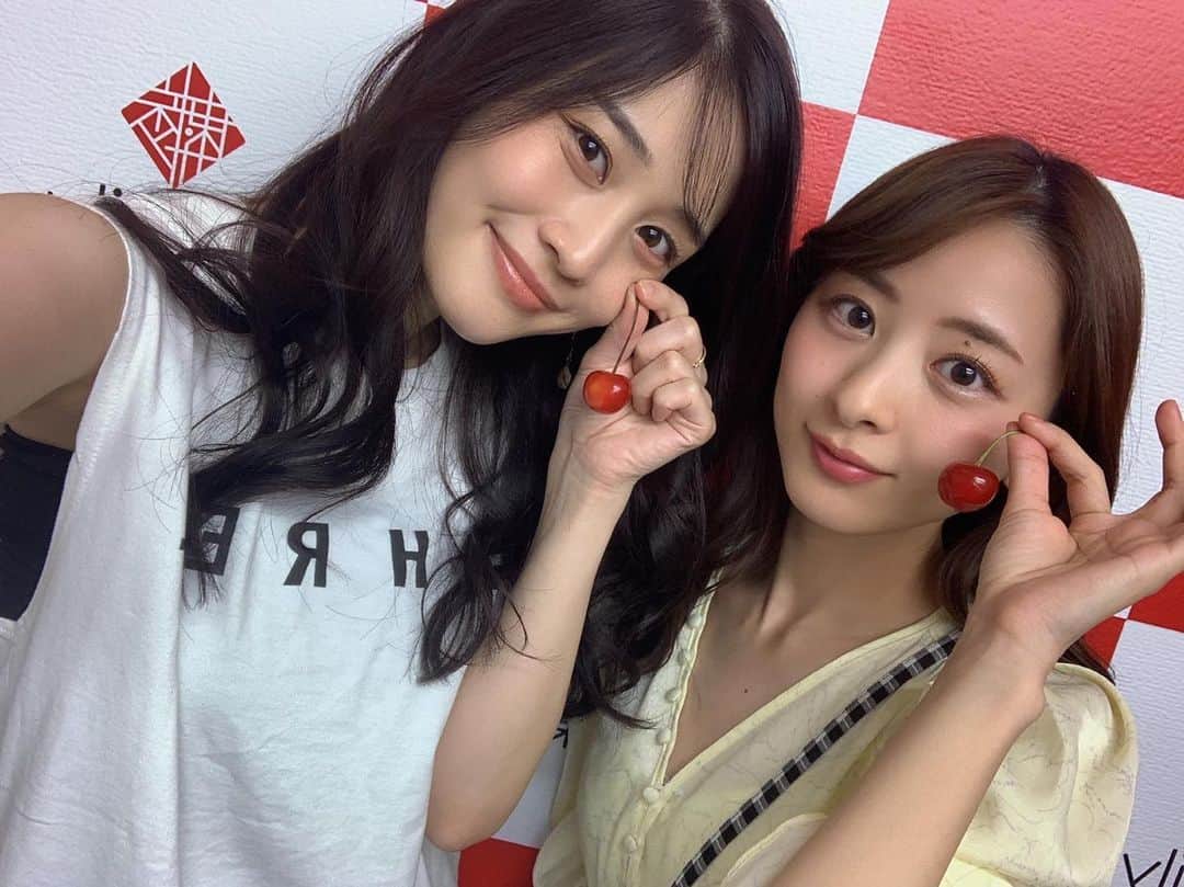 のインスタグラム：「宝物shot投稿📸。  今年、最後のさくらんぼ🍒だよって 実家から送られてきて  撮影会の現場に食料として持って行ってたんですけど それを凛さん(@rintakahashi0809 )と食すなんて🤤💛  '22さくらんぼ🍒思い出深いさくらんぼ🍒になりました😊✊🏻 . #me#宝物#さくらんぼ 🍒」