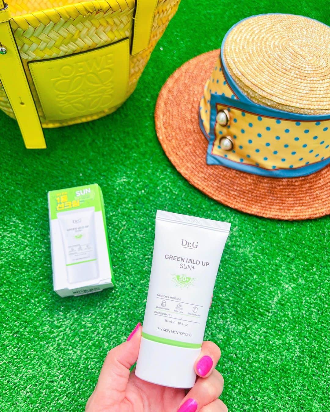 のインスタグラム：「🍀𝘣𝘦𝘢𝘶𝘵𝘺🍀 まだ6月なのにこの暑さ 日差しが痛いほど強くて怖いぐらい🥵  今年の夏は韓国で大人気の @dr.g_official_jp 𝐃𝐫.𝐆 の日焼け止め ドクタージー グリーンマイルド アップ  サン プラス でケアするよ☀️  韓国Olive Youngで3年間1位 (2019～2021Olive Young Awards UVケア部門一位) ’Hwahae Beauty Awards 1位’ ALLURE Beauty Awards1位’を獲得した 日焼け止めで 美容大国の韓国美人たちに愛されている 信頼性あるブランド♡♡  UVカット機能（SPF50＋PA＋＋＋＋）も ちゃんと検証されているから安心♡♡  𝐃𝐫.𝐆の商品は色々使ってるから こちらも納得の使用感‼️ ノンケミカル紫外線遮蔽材で 白濁無し🙆‍♀️ 付けているのも忘れる程軽くて優しい🫶💕  🛍Plaza、Loft、アインズ＆トルペなどでも 絶賛販売中だよ (店舗によって商品の在庫が異なります）」  ･ ｡ 　⭐∴｡　 　　🌟ﾟ･｡  ﾟ💫｡  　　 ✨🌟 💫 　 　　 ･ﾟ⭐｡･  　　　　⭐✨｡· 　 ⭐･｡🌟･｡✨🌟 　　　 ✨🌟 　　　　 ･ﾟ💫✨° 　　 🌟 ﾟ･｡ 💫 ｡ 　　　　　ﾟ⭐｡ﾟ✨ 🌟  #ad #drg #グリーンマイルドアップサンプラス #日焼け止め #PR  #日焼け対策  #紫外線対策  #紫外線  #韓国コスメ #韓国美容 #コスメ #お気に入りコスメ  #コスメマニア  #コスメ購入品  #コスメ部  #コスメオタク  #アンチエイジング #エイジングケア  #美容 #美容好きな人と繋がりたい  #コスメ好きさんと繋がりたい」