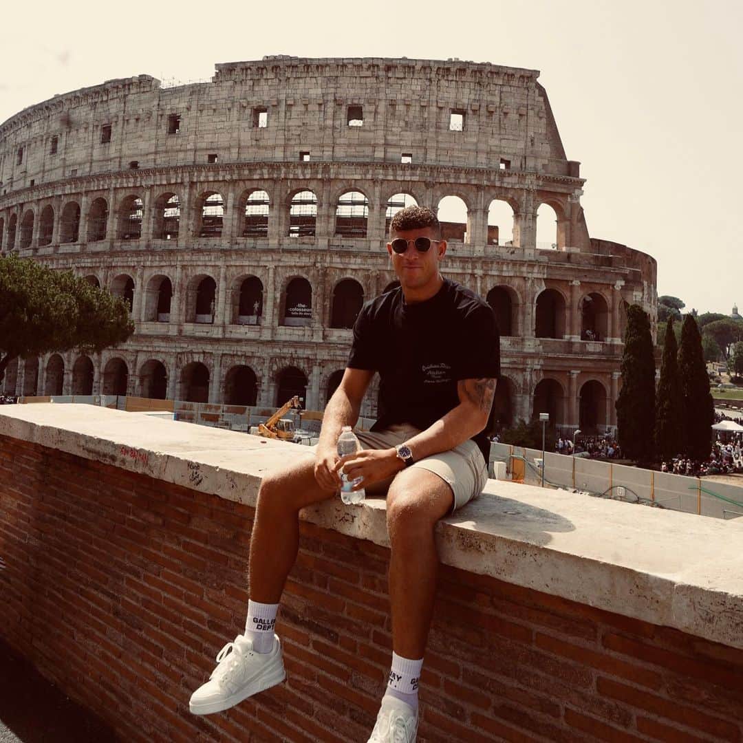 ロス・バークリーのインスタグラム：「Rome. 🇮🇹🍝👌🏻」