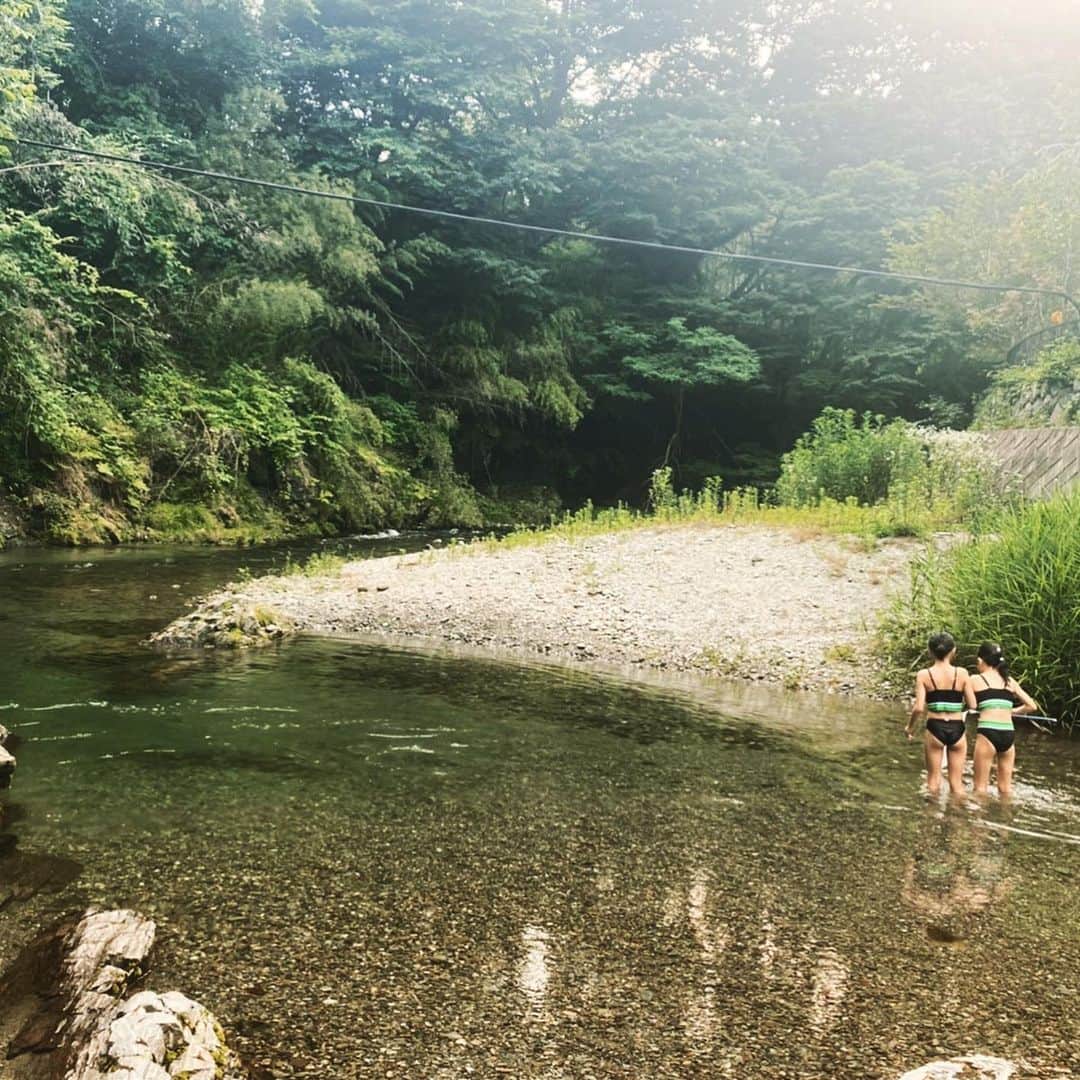 伊藤裕子さんのインスタグラム写真 - (伊藤裕子Instagram)「週末は夏を感じに。  川遊びして サンドグラス作って 温泉入って  自然と子供達の笑い声に癒された  1番好きなパターンだ。  娘とのロングドライブでの会話も年々大人びて楽しくなって、 娘のお出かけ1番がママとでは無くなるのは何時なのかなぁとか思ったりするけど、  それも込みで、都会から離れて過ごすこの時間が今の私にとってほんと大事❤️  またすぐ行こうぜ‼️  しかし、この工房良かったなぁ。 また行きたい。 すぐ行きたい。」6月27日 23時29分 - yukoito_official