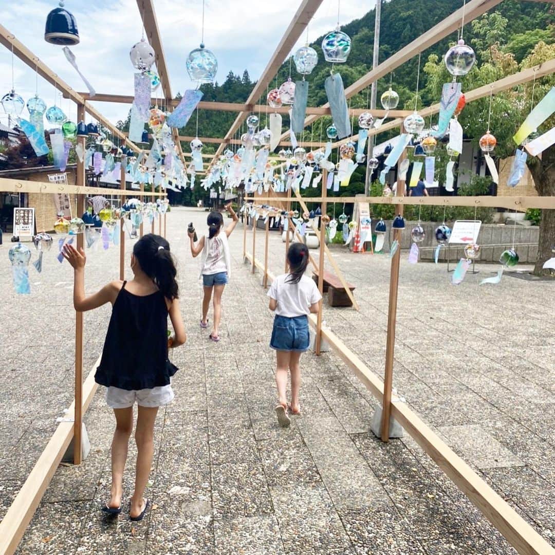 伊藤裕子のインスタグラム：「週末は夏を感じに。  川遊びして サンドグラス作って 温泉入って  自然と子供達の笑い声に癒された  1番好きなパターンだ。  娘とのロングドライブでの会話も年々大人びて楽しくなって、 娘のお出かけ1番がママとでは無くなるのは何時なのかなぁとか思ったりするけど、  それも込みで、都会から離れて過ごすこの時間が今の私にとってほんと大事❤️  またすぐ行こうぜ‼️  しかし、この工房良かったなぁ。 また行きたい。 すぐ行きたい。」