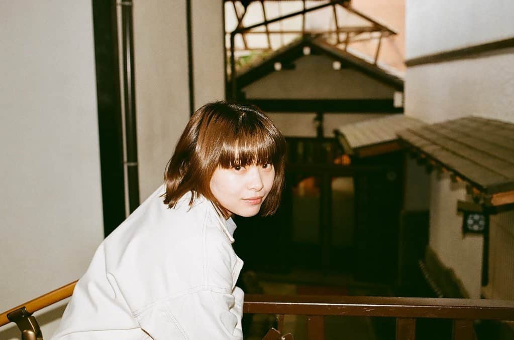 岸井ゆきののインスタグラム：「春おわってかじりかけの夏のなか梅雨になって、…なった？梅雨にも気づかずマジの夏がきた。えーーーー。 毎年思うけど個人的には夏が四季の中でいちばん凍える。屋内のクーラーほんとうに冷たくてくちびるが青くなる。上着必須。 ロケは熱い日差しがこわい。極端なこと。🍅 みなさん、水分補給して、たくさん食べて、たくさん寝ましょう。  🍎🍎🍎  『パンドラの果実〜科学犯罪捜査ファイル〜』season1がおわりました。観て下さった方、気にして下さった方、有難う！有難うございました！ Huluで独占配信中のseason2、どきどきしちゃう展開！！始まりから超面白いので是非観てください。（season１観てないよって方でも楽しめるようになっています😉観てほしいですが） 地上波ではできないことがどうしてもあるんですが、season2では羽住監督と全スタッフうっきうきしながら撮っています。 科学の発展であり得るかもしれない未来の話🫶 本当に本当に良いチームで……ふと、みんなの背中見て感動するときがあるよ。いっしょに濃いスポドリ飲みましょう🍉🌺 撮影部が着てるTシャツをわたしも持っていて、同じ日に着ておそろーい！ってやりたいんだけどわたしがそれ着る日はなぜか誰も着てないの。 いつも3人くらいは着てるのになんでだろう。こんなにみんなのこと想ってるのに…？ でも想い続けていればきもちは通じるって信じてるんだー・・・！　〜fin.  🍅🍅🍅  映画『神は見返りを求める』へんな映画ですけど、観たら人に伝えたくなる映画じゃないですか？ ヤバいとかゲスいとかああいう奴いるよね、とか話してるうちに、自分もそんなことあったかな…？とか見返り求めてたなーとか、ヒヤッとする。 情報出しのコメントで言った通りやはり、"誰かとはぐれてしまった人"に観てほしいです。 田母神（ムロさん）とゆりちゃん（私）は引き裂かれたわけじゃない、手を離したのか離されたのか、はぐれちゃったんだと思う。 迷子のくせに強がりで、かなしいすれ違いは誰にだってある。 これはあなたの話かも🫶みてね。  #パンドラの果実 #神は見返りを求める」