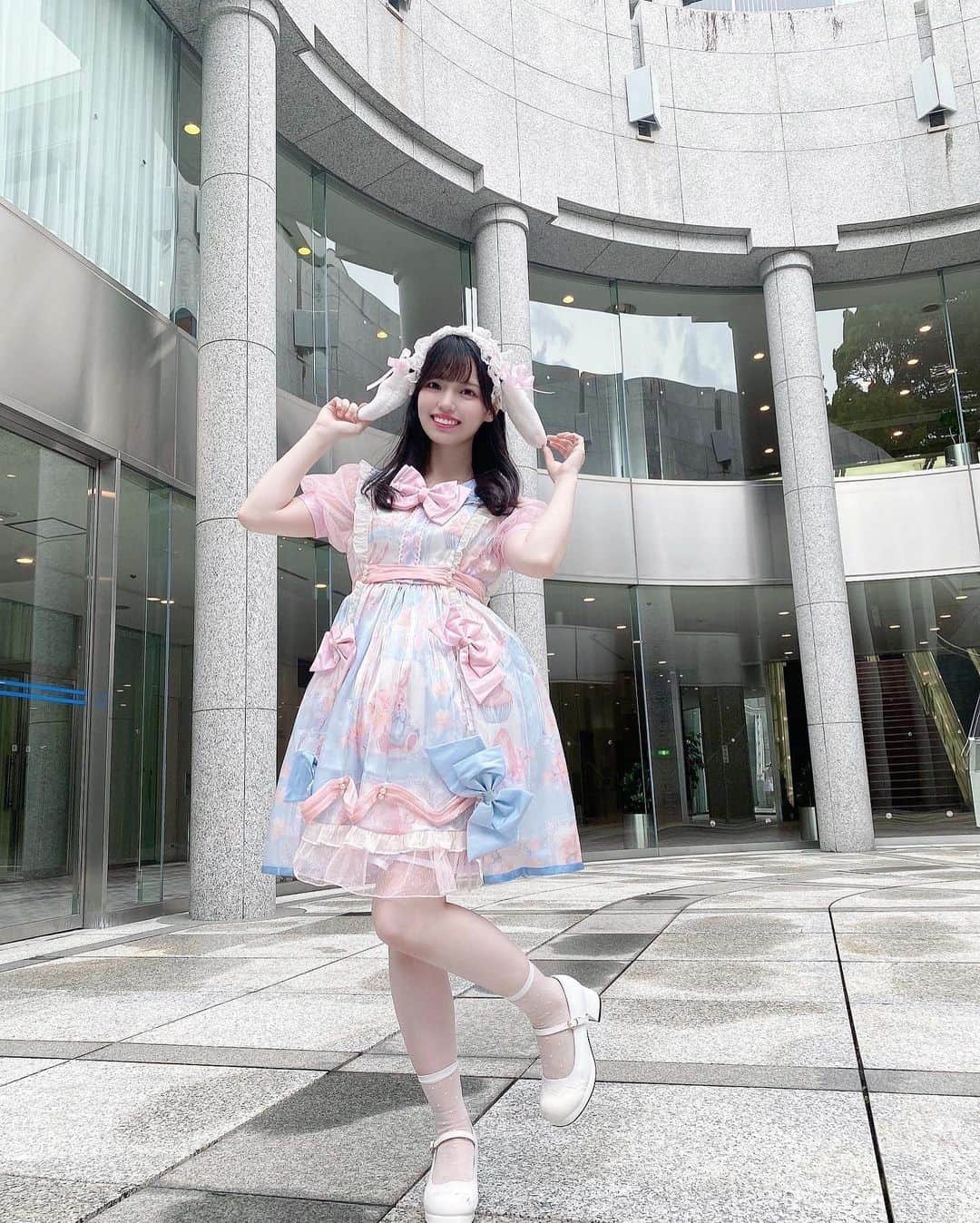 岩田陽菜のインスタグラム：「ロリータ🎀💎 ⁡ うさみみ可愛い( ᐡ｡• ·̫ •｡ᐡ )🤍 ⁡ ⁡ ⁡ #ロリータ#ロリータファッション#水色#ピンク#pink#リボン#ヘッドドレス#うさぎ#rabbit#code#ヘアアレンジ#巻き髪#カチューシャ#Summer#summerfashion#fashion」