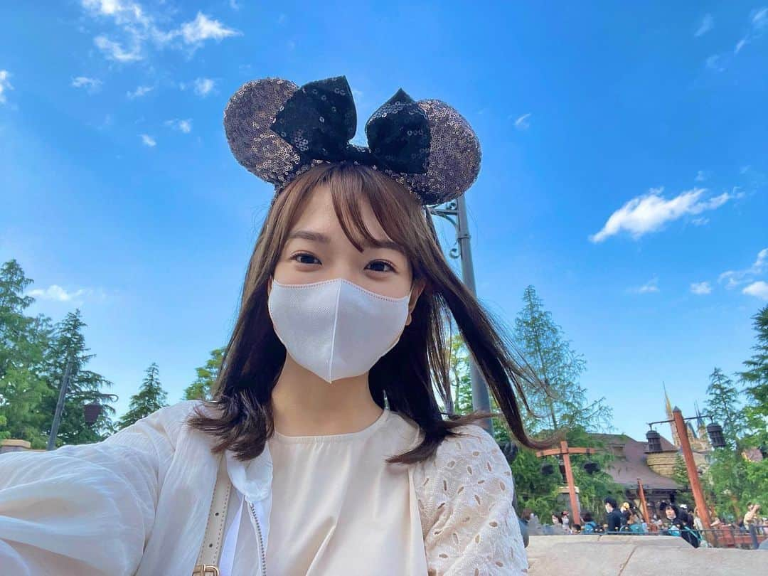 濱村春香のインスタグラム：「. 梅雨明けるの早っ！ やっぱり晴れが好きです ☺︎ 熱中症には気をつけて過ごしましょうね🌿 ⁡ #disney #disneyland #tokyodisneyland #ディズニーランド #ディズニー」