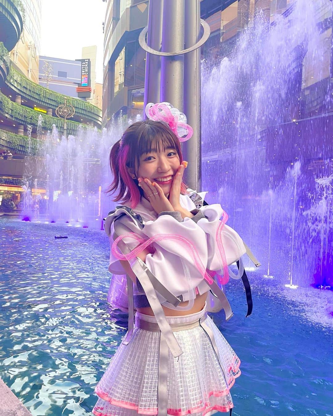 ぱいぱいでか美のインスタグラム：「明日は新宿でアポカリのリリイベ✨ . APOKALIPPPSとしても活動してるワシですが！ 先日発売した『恋愛killing／HELLO WORKMEN！』の リリースイベントが新宿タワーレコードさんであります！ ライブの観覧は無料なので是非きてね🌈 . 6/28(火)19:00〜ミニライブ&特典会 タワーレコード新宿店 9階 詳細はストーリーにリンク貼っておきます💛 . 写真はこの前福岡でリリイベさせてもらったときの！ OCHA NORMAの石栗奏美ちゃんと 同じ角度で写真撮れたのも嬉しかったです。笑 噴水きれいだったー！ . #でか美ちゃん #リリイベ #APOKALIPPPS #無銭ライブ」