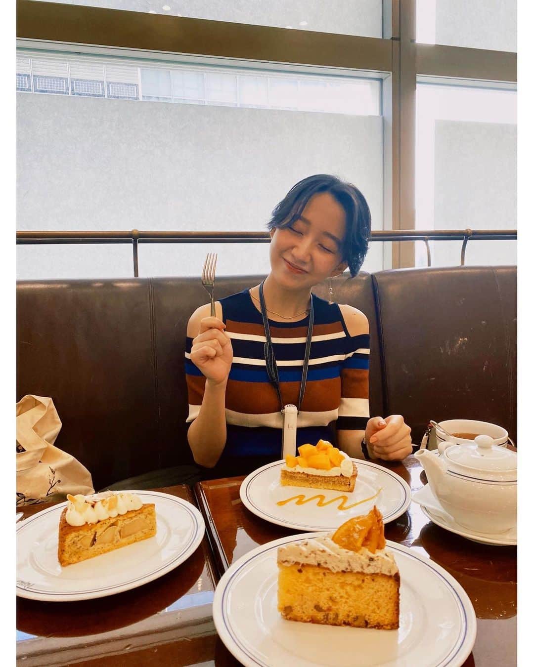 のインスタグラム：「友人と久しぶりにお茶をした時のお写真です！1人で3つ食べる強者みたいに見えますが私が食べたのはマンゴーのみです。😂🤤🤤 ・ 最近、日差しがめちゃくちゃ鬼なので @diorbeauty ディオールの 「ディオール スノー ウルティメットUVシールド」をオススメします。トーンアップ効果もあってSPF50+で、、、いい事盛りだくさんなので皆様是非試して見てください。。。 ・ @diorbeauty」