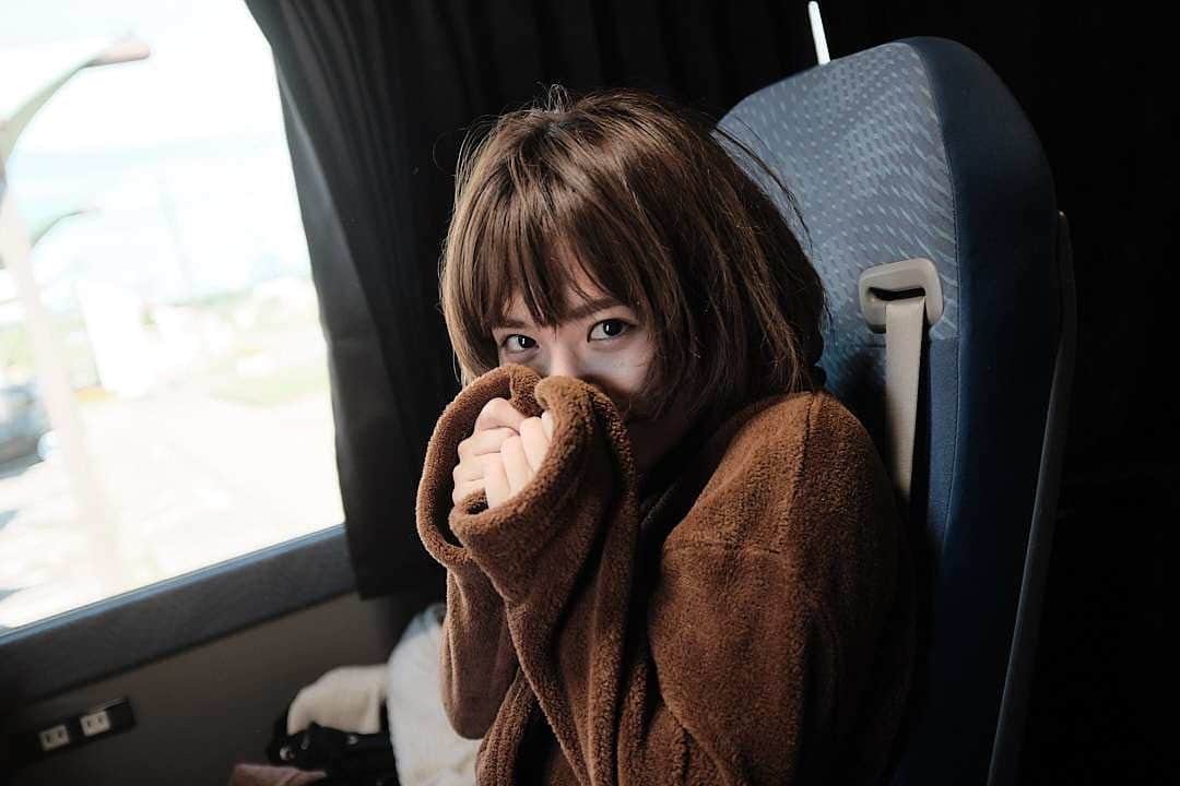のインスタグラム：「📸  昨日は一日撮影でした。  本当に素敵な現場でめちゃくちゃ楽しくてデビュー当時から知ってるスタイリストさんが「これは菜乃花にしか出来ないねー」って言ってくれた時、今の自分だからできる事なんだなって思うとフリーになってからの孤独感から少し解放された気がしました。  最近はこの日の撮影の為の準備含めイベントの為の準備など、新しく始まることが多く不慣れな作業と闘っておりました！🔥  ずっと控えていたトレカのイベントが終わったのでここから進捗と共に次なる挑戦イベントの告知がんばります！  最高にかっこよくって面白いものが出来たのでたくさんの人に興味持ってもらって面白がってもらえますように！」
