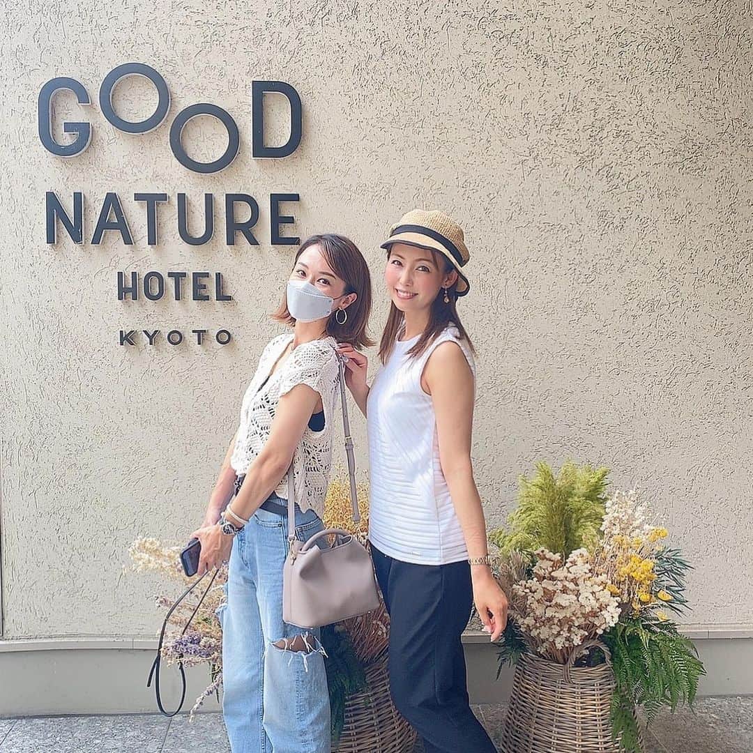 のインスタグラム：「いつも色々とオーガニック🌿の参考にしてる @vio_organic のLimited shopが京都の#goodnaturestation で開催してたのでお買い物へ♪＾＾  どれも身体にも環境にも優しい魅力的な商品で気になるものばかりのラインナップ😍  💄　@vintorte  💆‍♀️ @lavita_organics  🧼　@sodasan_official  🥬  @teraoka_organic_farm  🟡　@koganeiro_japan  🥛　@soyprotein_beauty   🍫　@goodcacao__  etc  帰り際は袋でいっぱいに🛍🛍💦 久々にまあこちゃんや色んなお友達にも一気に会えて楽しかった❤️ まみさんお誘いありがとうございます💕😊 @nakayamamami   #ks_22✨ #ks_kyoto✨ #京都 #河原町 #goodnaturehotel #goodnaturestation #オーガニック #vioマルシェ #ヴィオ #京都暮らし」