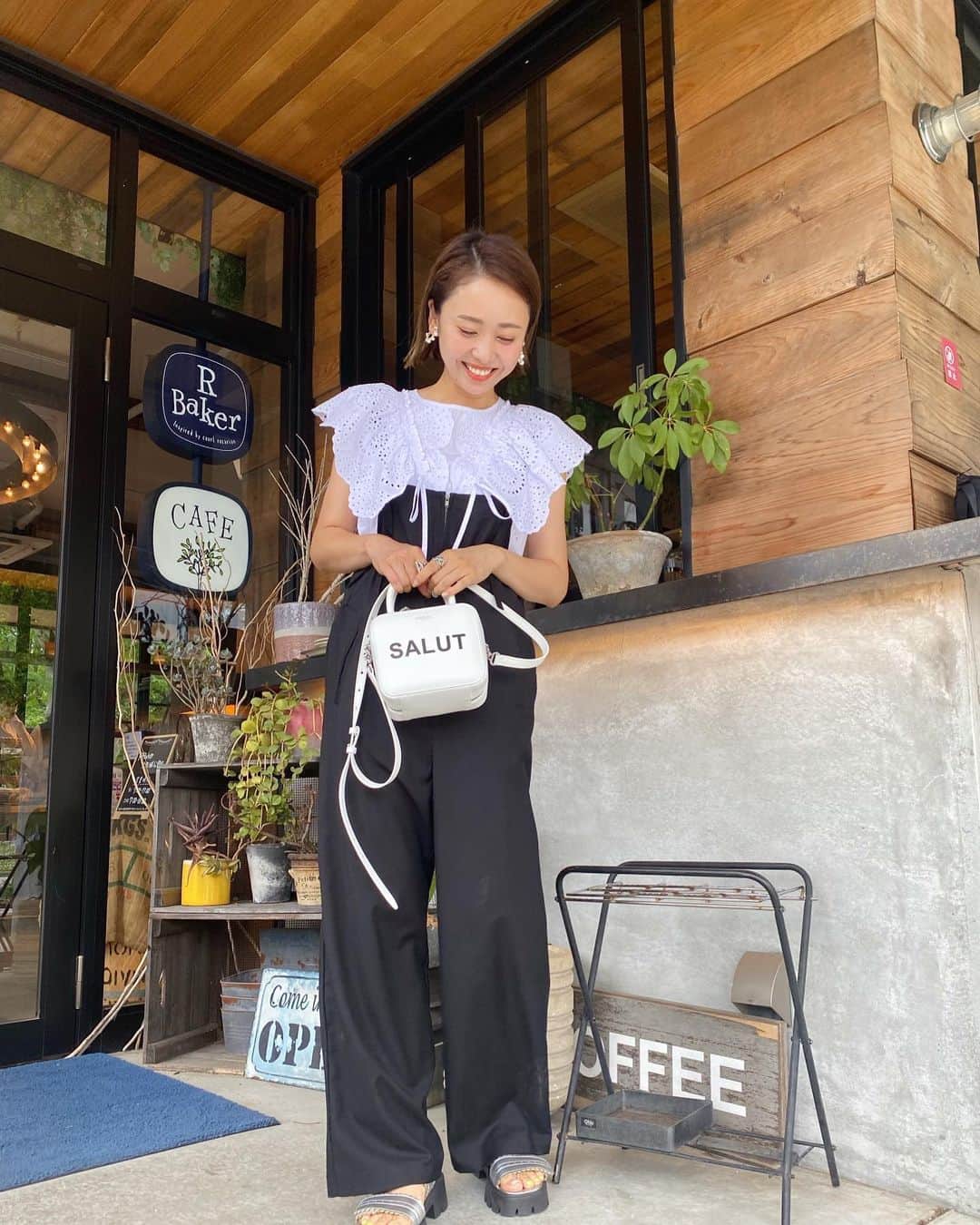 のインスタグラム：「・ 昨日は親友達と子供達と思いっきり遊びました♪  ストーリーズにたくさんdmもらいましたが、 場所は大阪城の @bornelund ですよー🛝⚾︎ 久々に行ったけど、室内でも遊べるしお外でも遊べるので子供達は満喫していました✨お外は灼熱だけどね😅 でも室内で休憩もできるし🙆‍♀️  あと、周りにスタバやパン屋さんがあるので、ランチやお茶はそこでできる👍🍴☕️  コーデ詳細はタグ付けしてます🏷 今週も頑張るぞー💪 えいえいおー _________________________________ #ootd #coordinate #コーディネート #outfit #fashion #ファッション　 #コーデ #ママコーデ#男の子ママ　 #アキロンミニロン#3歳8ヶ月 #男の子」