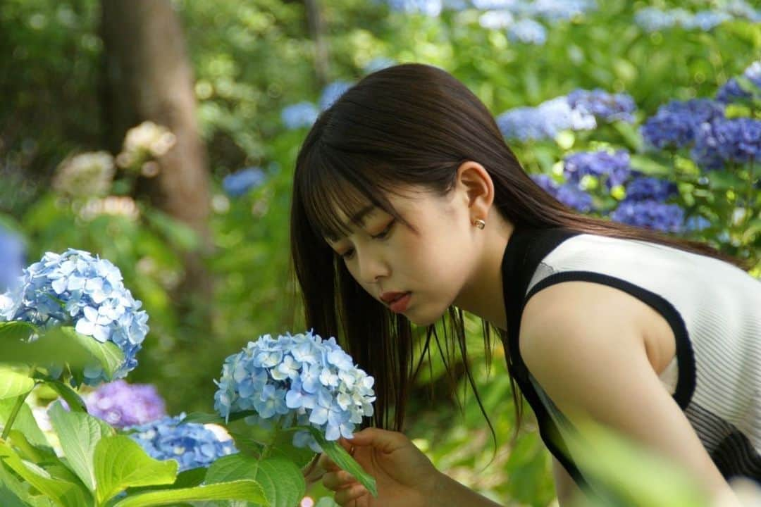 大平萌笑さんのインスタグラム写真 - (大平萌笑Instagram)「梅雨は湿度が高く雨ばかりで好きじゃないです☔️ まだ6月？と思うほど暑くてもう夏を感じますね🌞 . . 梅雨の花、紫陽花がとても綺麗に咲いていました😌💞 . . . #ポートレート #撮影 #モデル #model #photography #花 #紫陽花 #アジサイ #梅雨 #ノースリーブワンピース #夏ワンピース #ロングヘア #jk #jkブランド #松竹芸能 #大平萌笑」6月27日 16時57分 - ohiramoe