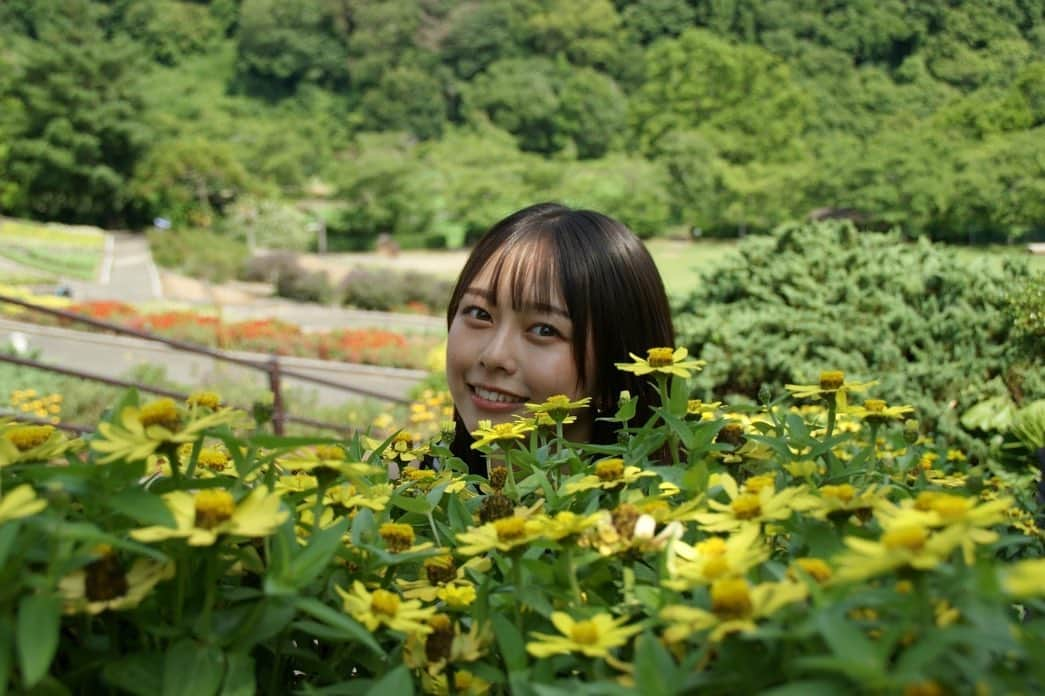 大平萌笑さんのインスタグラム写真 - (大平萌笑Instagram)「梅雨は湿度が高く雨ばかりで好きじゃないです☔️ まだ6月？と思うほど暑くてもう夏を感じますね🌞 . . 梅雨の花、紫陽花がとても綺麗に咲いていました😌💞 . . . #ポートレート #撮影 #モデル #model #photography #花 #紫陽花 #アジサイ #梅雨 #ノースリーブワンピース #夏ワンピース #ロングヘア #jk #jkブランド #松竹芸能 #大平萌笑」6月27日 16時57分 - ohiramoe