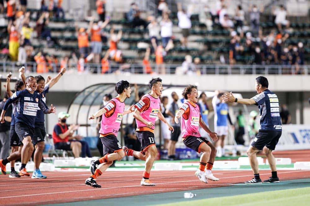 高木大輔のインスタグラム：「. 維新劇場⚽️‼️  全員で掴んだ勝利。 本当に最高でした😆  次はアウェイ秋田戦。 声出し応援ができます。 山口からかなり遠い秋田ですが1人でも多くのサポーターの皆さん僕らに声援を送ってください‼️ アウェイ初勝利そして連勝しましょう💪💪  2試合続けてくだらないイエローカードをもらって申し訳ないです。 プレーは熱く心は冷静に。 この先ないように気をつけます。  #レノファ山口 #維新劇場🔥  #高木大輔 #周平くん目がキラキラしてる #元気さんのジャンプ力 #勝つって最高」