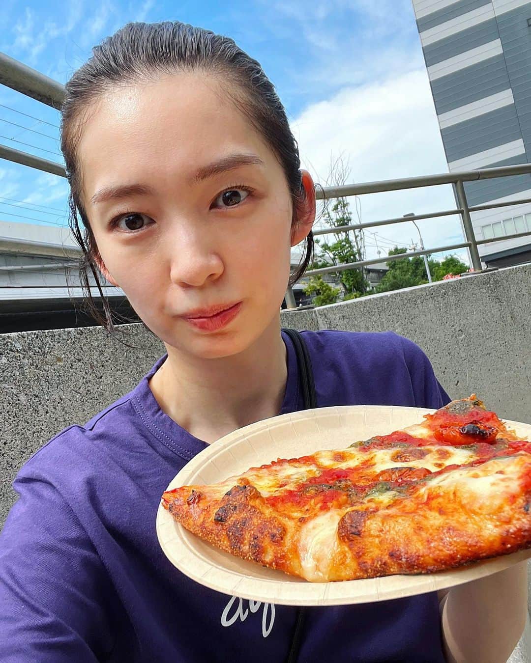朝香りほさんのインスタグラム写真 - (朝香りほInstagram)「Costco🍕 お腹ぺこだと案外食べきれる🫶  #pizza」6月27日 17時15分 - riho_asaka