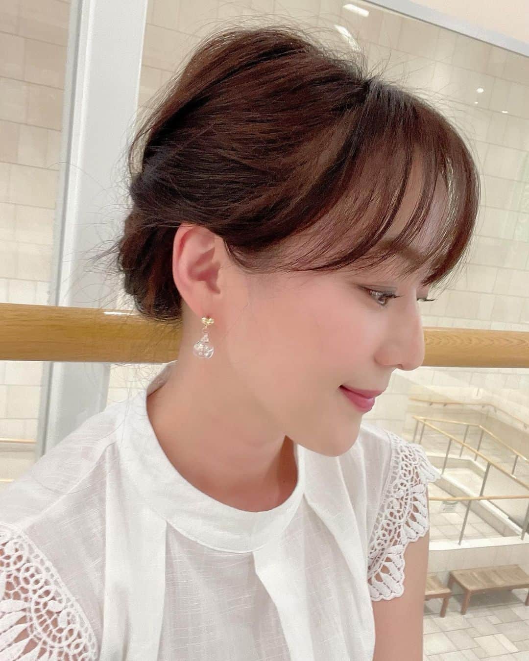 村上麻衣のインスタグラム：「今日は最高気温35度です☀️ 皆さまお身体大丈夫でしょうか？🔥  暑いので珍しく髪をまとめてみました。  「1分でできるまとめ髪」 👆Instagramから見つけて真似っこ!  Instagramってつくづく便利なツールだなーと思います♪  . . .  ようやく「トップガン　マーヴェリック」を観てきました！ 感動して途中何度も泣きました😭 趣味が映画だった中学生の私が、繰り返し何度も何度もビデオで観たトップガン。 1986年の第1作から36年。 アイスマンの失われた声はAIで。 でも撮影にあたり合成を一切使用してない。 これが全て実写撮影なんて！ こんなものを作ってくれた人々 これを観れた自分の健康、 色々なことに感謝しかなかったです✨ 生きててよかったー！  #まとめ髪#夏 #夏ヘア #ヘアスタイル #hairstyle #summer #japan」