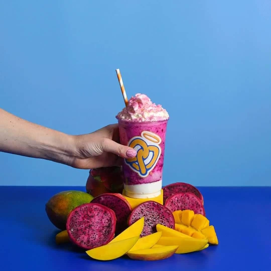アンティ・アンズのインスタグラム：「Introducing Dragonfruit Mango Frost. Made with real fruit. Made for you. All. Summer. Long.​」