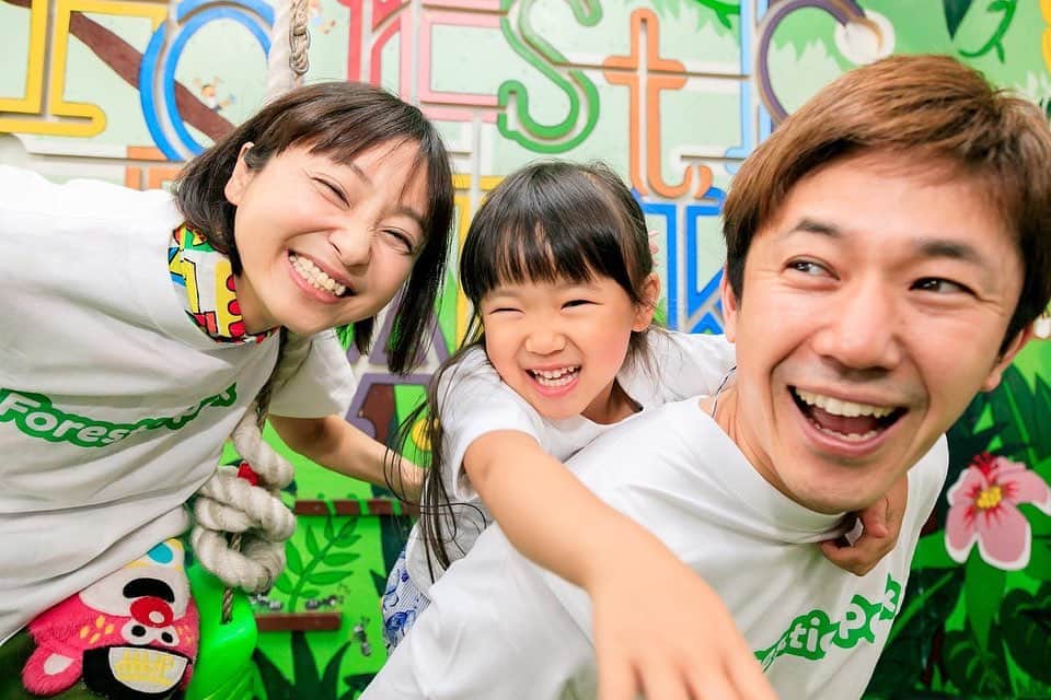 金田朋子のインスタグラム：「先日、出張撮影サービスのfotowaで娘の5歳のバースデーフォトを撮ってもらいました🎉 撮影時間も場所も指定できるから、娘も大好きなフォレスチックパークでみんなで撮ってもらいました☘️  1時間の撮影で75枚以上もデータがもらえて、どの写真も本当に楽しそうでした✨ 特に３枚目の写真は3人でアスレチックをしていて我が家らしくてとても気に入ってます😊 素敵な瞬間を切りとってくれて、本当に本当にお願いしてよかったです✨✨  とっても気に入ってしまったので、また同じフォトグラファーさんで次の誕生日の時もお願いしたいです😊  料金は平日の撮影は21,780円(税込)、土日祝の撮影は26,180円(税込)だそうです💡 いろんなフォトグラファーさんがいるので、気になる方は「fotowa」で検索してみて下さいね🔍  @fotowa.jp #fotowa #フォトワ #出張撮影 #出張カメラマン #バースデーフォト #5歳 #PR」