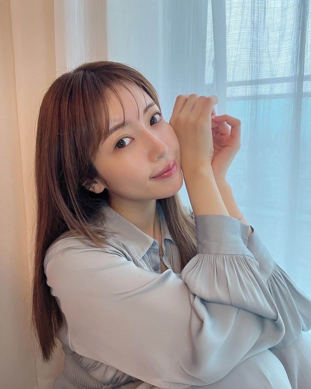 のインスタグラム：「これからの季節、曇りや雨が多い梅雨の時期安心と思っていたら大変です。 6月は7〜8月同様の紫外線量なのです🌞 とはいえ、日光は心も身体も元気にしてくれるので避けながら過ごすのは勿体無いので、シミのケアも昔からしています。  私が感動した美白化粧品が"HAKU"でした。 使った翌日からうるおって肌のトーンが上がり、もっちりとした質感に。 @haku_shiseido  今は結婚式に向けて、ケアを念入りにしたいので、顔はもちろん首やデコルテまでしっかり伸ばしてます☺️  いつまでも透明感のある肌で居たいもの。 美白ケア頑張りたいとおもいます😉 ※美白ケア･･･メラニンの生成を抑え、シミそばかすを防ぐ。  #HAKU #HAKU_PR #メラノフォーカスZ #美白美容液　 #美容投資アイテム」