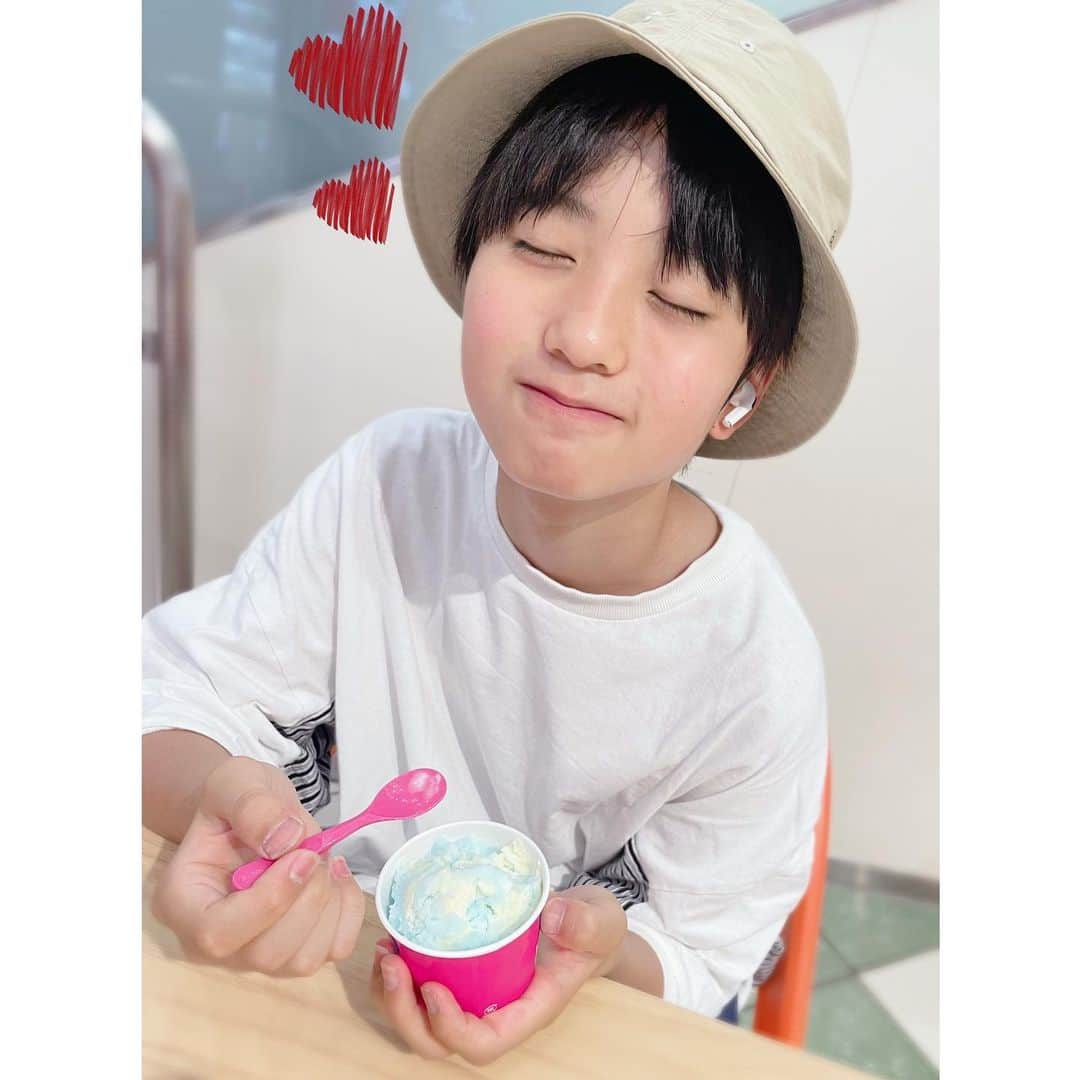 髙橋來のインスタグラム：「✳︎ 6月なのにこんなに暑いのか… こりゃ日傘必要だわ🌞 みなさんも気をつけてくださいね ・ アイス天国ーーーー🍨 ・ ・ ✳︎ #ソーダフロート 味🍨 #髙橋來」