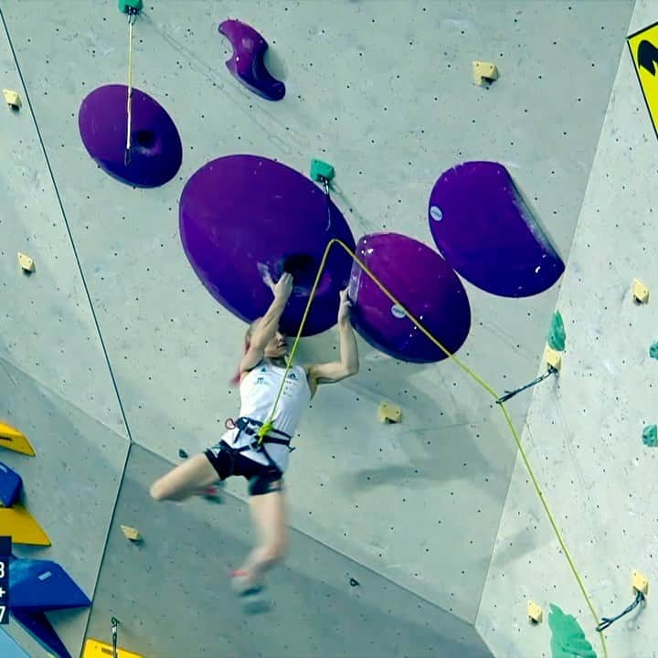 ウド・ノイマンのインスタグラム：「2 more reasons why Janja is the best climber in the world 1. Crossing Midline / Bilateral integration  Bilateral integration is the communication between the right and left cerebral hemispheres, which allows the two sides of the body to move together in coordination with one another. The midline is an imaginary line drawn from the head to the feet that separates the left and the right halves of the body. Crossing this midline means that a body part, for example hand or foot, is able to spontaneously move over to the other side of the body to work there. On the brain level, the left and right hemispheres of the brain need to communicate well together in order to coordinate movement. Competence in Bilateral integration and Crossing Midline crossing the midline dramatically increases a climber’s options in complex movement sequences for additional reach and following through across the body.   2. Anticipation /planning ahead / projecting yourself into the future Just as chess players plan an attack several moves ahead, every decent climber does the same. Nobody has Janja's range and competence in this regard though. Here, her right foot is swiftly up on the hold.  #climbingtechniqueofthe21stcentury #climbingcoacheseye #sportclimbing #climbing #coordination #crossingmidline #bilateralintegration」