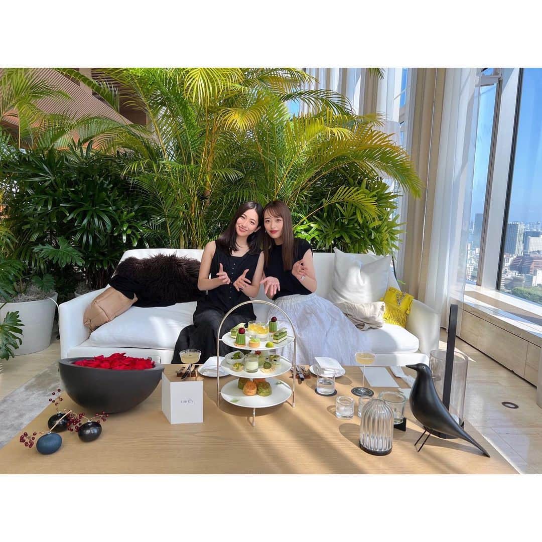 近藤千尋のインスタグラム：「はい！出ました！🙇‍♀️🙇‍♀️ 複数枚載せるシリーズ！！笑😎💕  お仕事後にまこちんとヌン活した時の☺️ キラキラ女子に憧れてヌン活！笑 エディションホテルさんで🏨🤍 @toranomonedition  (話してる内容は全然キラキラしてない)  そして、いつも一緒のゆりちゃん (マネージャーさん)のBDお祝い🎂 いつもいつもありがとうだよ💕🥰 お誕生日おめでとう🥰  暑いから帽子被ったよーん、 そしてまつ毛パーマしたんだ🫶🏻 @chipieee_ila  にて💕  そして家でまったりプール開き👙 家族でなかよしのかなさんたちと☺️ 子供達は永遠にはしゃぎまくり😀  平日も休日もバタバタですがw 大好きな夏が始まるー！！！！🤍🌈 皆さん水分たくさんとって、 熱中症に気をつけましょうね💦」