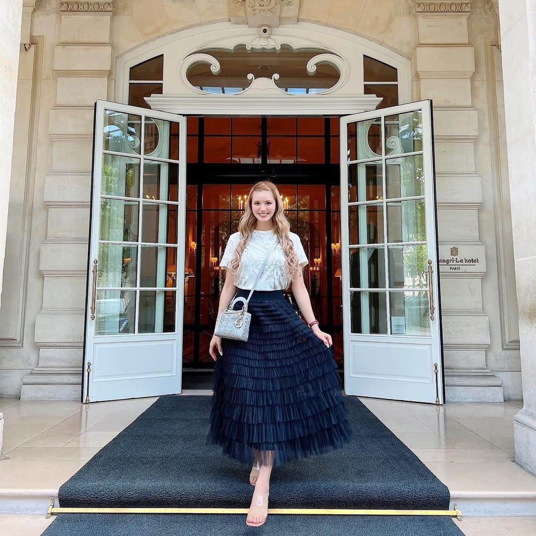 紗蘭のインスタグラム：「パリで泊まったホテルはシャングリラホテル🇫🇷💖 ずっと泊まってみたかったところで、ホテルを歩くだけでワクワクするような素敵な空間でした🥰 洋服はタグ付けしてます🏷 #パリ #Paris #France #シャングリラホテルパリ #シャングリラホテル #shangrilahotel #shangrilahotelparis #dior #zara #8vaalta」