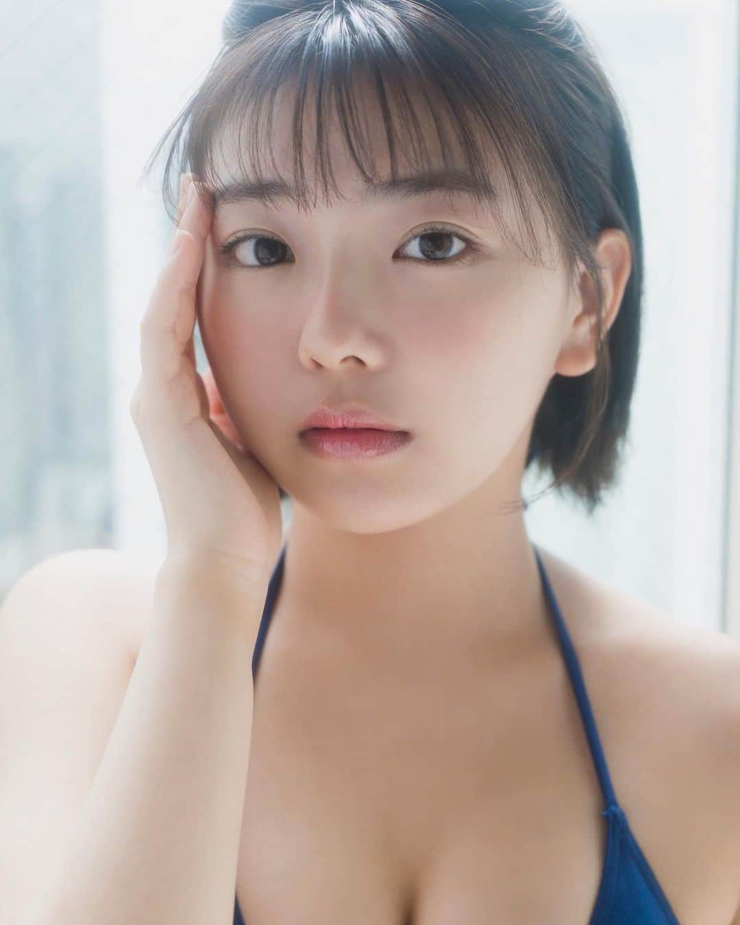 大熊杏優さんのインスタグラム写真 - (大熊杏優Instagram)「本日、6/27（月）発売の「週刊プレイボーイ」に登場してます！今回が2回目です☺️  青いワンピースでアイスクリームを持ってるカットがお気に入り☺︎  デジタル写真集も発売してるので是非見てみてね✨  撮影／矢西誠二」6月27日 19時21分 - ayuokuma