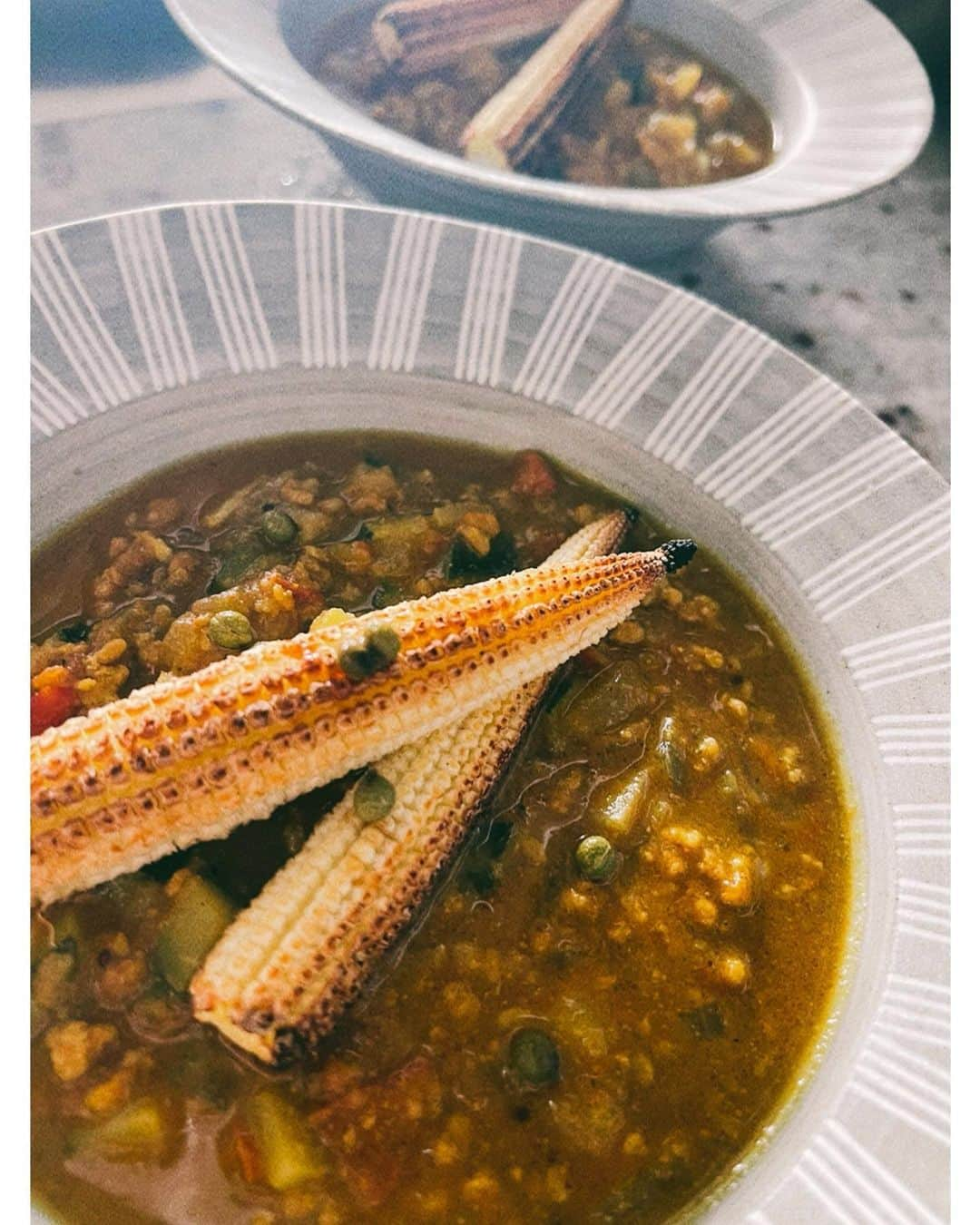 佐々木希さんのインスタグラム写真 - (佐々木希Instagram)「最近の我が家はカレー率高し🍛 暑いし無性に食べたくなる。 野菜の水分で作り、 スパイスの配分はその日の気分で調節してます♡ 最後に大人は自家製実山椒をぱらっと。」6月27日 20時04分 - nozomisasaki_official