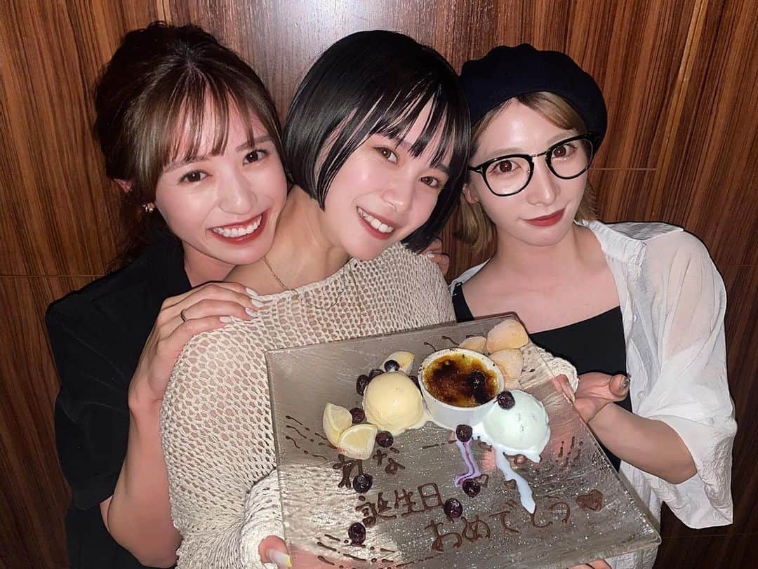 井手口瑞歩さんのインスタグラム写真 - (井手口瑞歩Instagram)「🎉 HAPPY BIRTHDAY RENA❤️🧡💛💚💙💜 ほんと、あなたが居ないと私は生きていけないよ🤷🏻‍♀️ どんな時も肯定してくれて私が私でいる事を 許してくれて一緒に人生楽しんでくれてありがとう😌 必要不可欠な存在🤝🏻これからもよろしくね❤️‍🔥 さいっこーーの親友に出会えて幸せです！！ . #お誕生日おめでとう  #私たちが世界で一番親友と思っとる #割と自信ある #待って一回考える #それは言い過ぎた #世界15位くらいにしとく #こんな親友一生出来ん #確実に人生勝ち組 #いつもありがとう #アイシテル #これからもずっとよろしくね  #素敵な一年になりますように」6月27日 19時57分 - mizuho.04