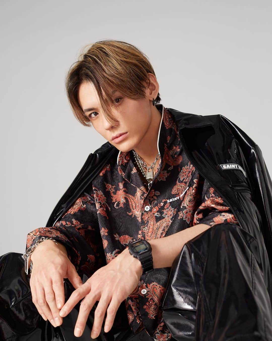 のインスタグラム：「⚡️Updated to Ver.2.0⚡️  Hi,This is KSUKE.🙋 I'm freelance DJ and music producer based in Tokyo.🇯🇵 My profile pic just got a little freshened up!! How do you like it?🫠🫧 If you're interested, you can find my music on all streaming services.🎵 And feel free to contact me directly via DM.📩  プロフィール写真をVer.2.0にアップデートしました！ 2022年1月に公開したVer.1と二刀流でいきます！ これからも色んな場所でみんなに会えます様に🥰🙏  -KSUKE NEW PROFILE PHOTO from 2022 Ver.2.0-  ・Photographer Hiromu Kameyama / @hiromu_kameyama  ・Stylist JUNI / @junisug  ・Hair & Makeup  Chihiro Yamada / @chi_i1026  ・Haircut & Color Masayoshi Nakayama / @masayoshi_nakayama   -SPECIAL THANKS- SAINT MARIA / @saintmaria_official  Melil / @melil__  DUALISM / @dualism_dl_official  upABORN / @upaborn   #KSUKE」