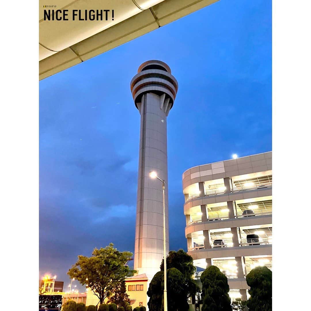 NICE FLIGHT!のインスタグラム：「⁡ ╭━━━━━━━━╮    羽田空港 管制塔☁️ ╰━━ｖ━━━━━╯  👨‍💼👩‍💼 ⁡ 空港内で最も高い建物🏙 ⁡ 管制官はここから24時間365日、 羽田空港の安全を監視しています👀☝️ ⁡ #NICEFLIGHT #ナイフラ #中村アン #阿部亮平 #玉城ティナ #7月22日放送スタート✈︎」