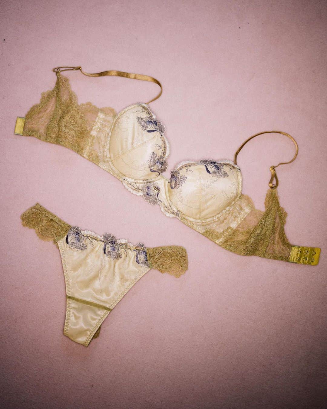 のインスタグラム：「2022 Summer Collection スウィートメモリーデュベタッチ ブラ MUSTARD：イエローベース秋  #ravime #ラヴィミー」