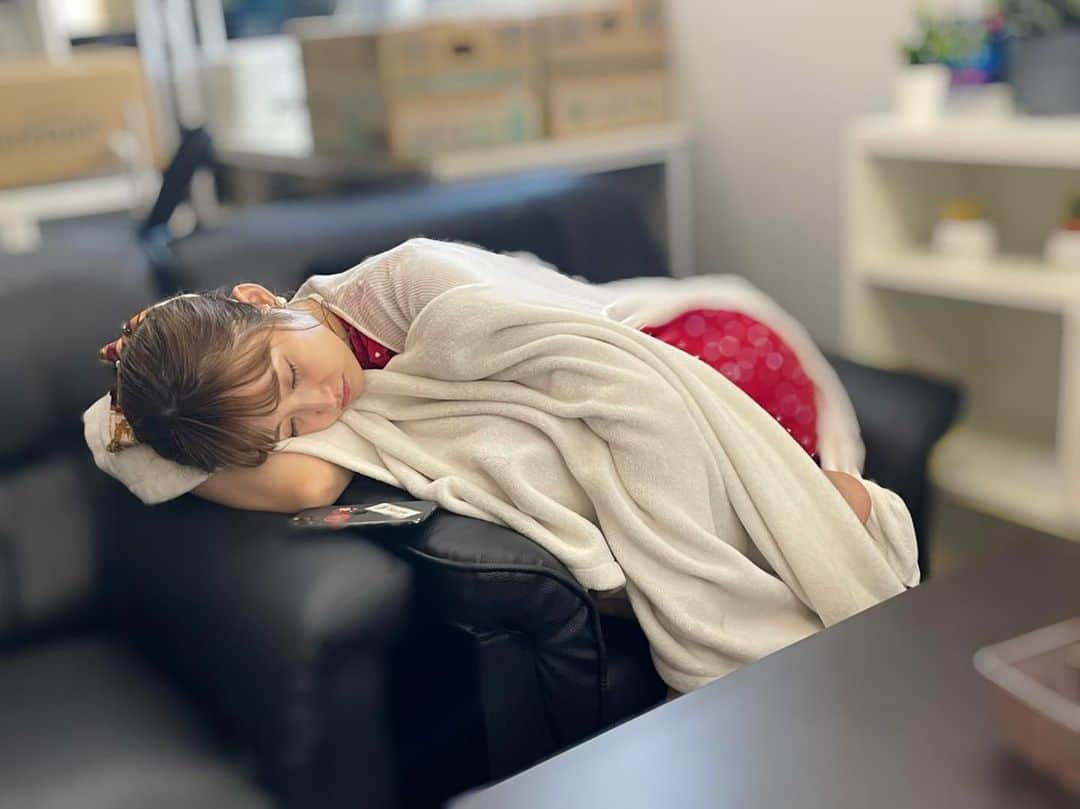 篠崎愛　寝顔 宮崎華帆さんのインスタグラム写真 - (宮崎華帆Instagram)「_ 休憩中おさやに寝顔撮られちゃった👶  今日もみなさんありがとうございました😉💗 明日も久留米競輪 決勝戦 チャリチャン@チャリロトよろしくお願いします❤️‍🔥❤️‍🔥  このあと22:00からニコ生 瀬戸なみと乙 ...
