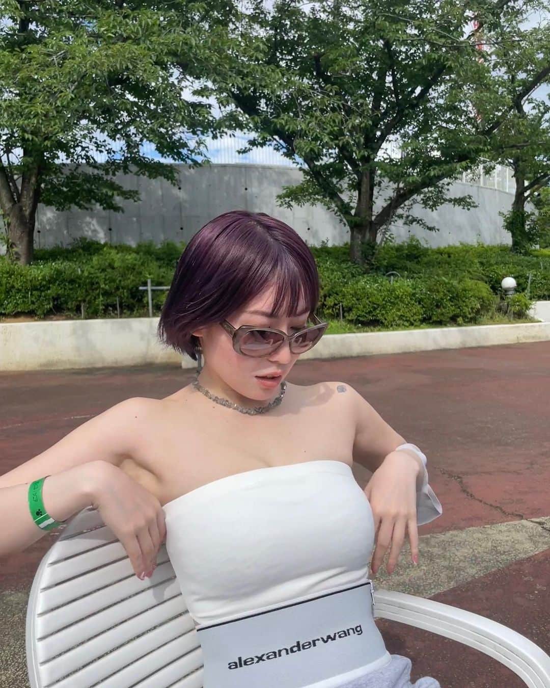 柚月瀬那のインスタグラム：「hair by @aoi_no_hairs 🍇 イベント前にあおいさんに髪の毛パープル染め、トリートメント、前髪カットしていただきました🍇🍇🍇幸。いつもありがとうでございます。 ネイルは　@sora_99s_ ちゃんにやってもらったよぅ❗️可愛いギャルで、話してると本当に元気もらう🥭大好き🫶🏻そしていつも可愛いデザインありがとう😭  ネックレスはずっと欲しかったパワーがある石でできたネックレスだに💎✨ @blink_by_us」