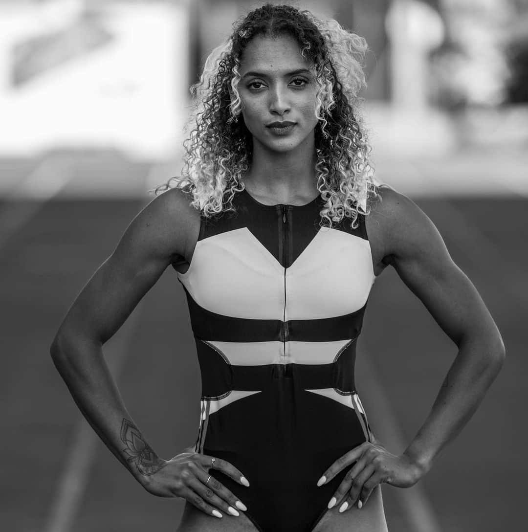 Laviai NIELSENのインスタグラム：「nationals weekend: a note to athletes 🖤  this is a time of the season that’ll be amazing for some, and tough for so many.   things perhaps didn’t quite work out the way you’d hoped.   we know it’s not from lack of trying or a lack of hard work.   you could do everything right. train, sleep, eat repeat. push your body to its limit.  you make all the right decisions, some easy, some tough.  you eat the right foods, get 8 hours of sleep a night. spend time away from home, family and friends.  you fight battles, and continue to remain hopeful, stay positive, keep your head above water. but things still end up out of your control. that’s the hardest pill to swallow.   so while we celebrate those who have “worked so hard” and who have “overcome so many obstacles”, let’s not forget about those who did the same, and still came up short 🖤」